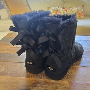Girls Bailey UGGS, Size 4